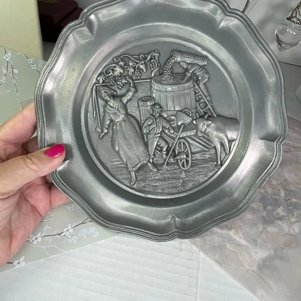 Vintage Pewter Buck plate display 8.5”. 95/100